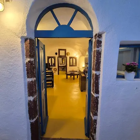 Willa Kristy Cave House Oia
