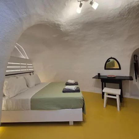 Kristy Cave House Oia