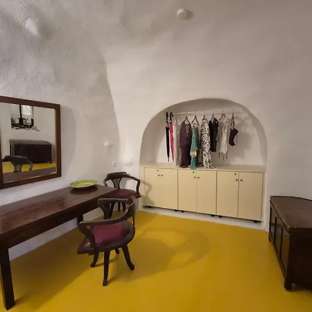 Kristy Cave House Willa Oia