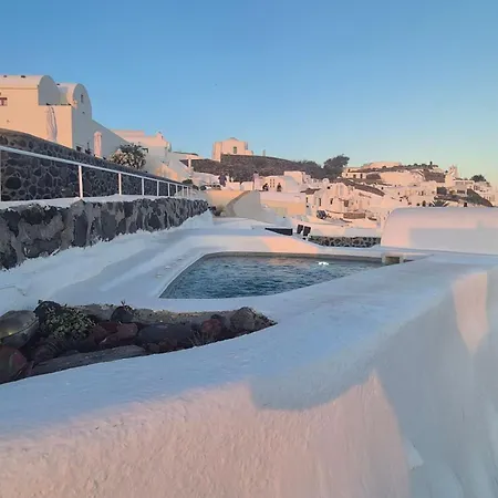 Kristy Cave House Oia