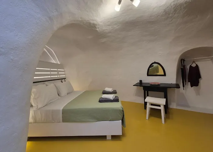 Kristy Cave House Oia